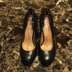 No 704b 9 leather pleated heal cap pumps